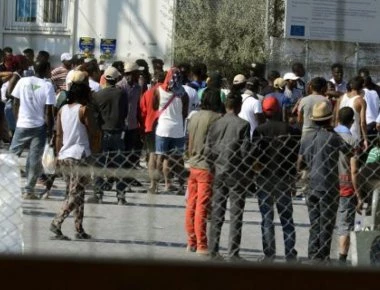 Εκρηκτική η κατάσταση στη Μόρια: Αστυνομικές δυνάμεις έχουν αποκλείσει την περιοχή - Φοβούνται εξέγερση